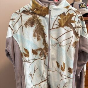 Cabela's Gray and Brown Puffer Jacket for Outdoor Adventures